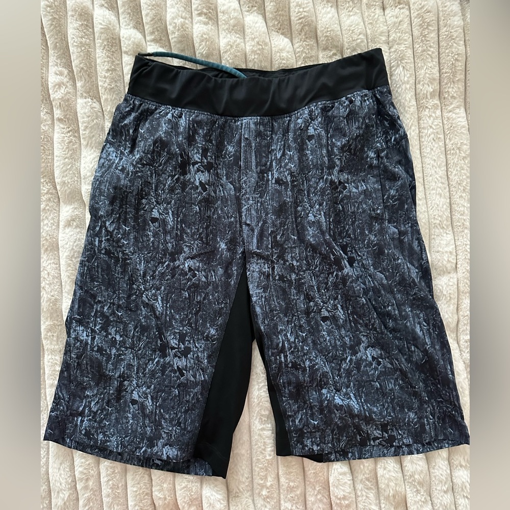 Lululemon mens Linerless shorts 9”